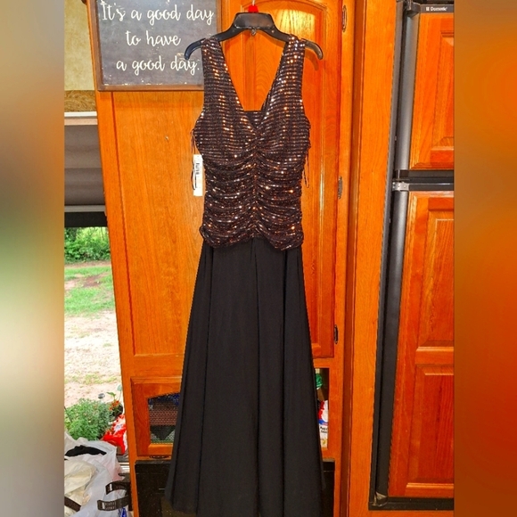 RM Richard Elegant Black and Gold Sleeveless Evening Dress In A 10P. NWT - Picture 1 of 10